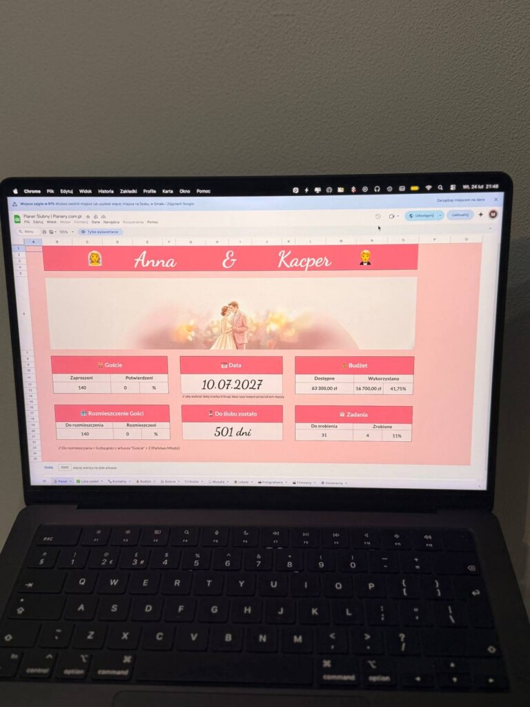 planer ślubny na laptopie